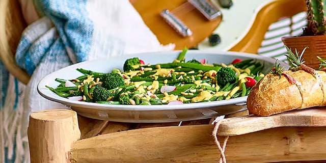 Groene groentesalade met pesto van paprika