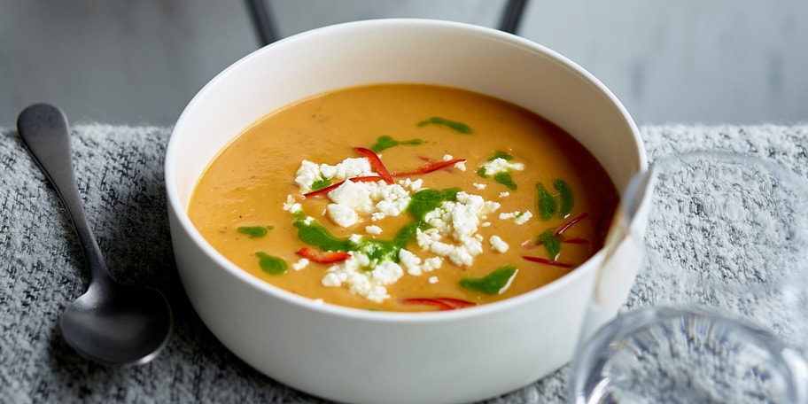 Soupe de patates douces à la feta et à l'huile de cresson