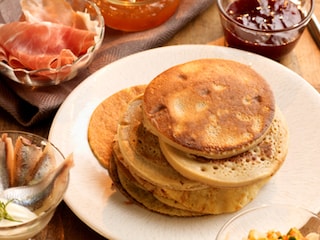 Pancakes avec garnitures sucrées et salées