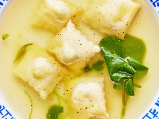 Bouillon léger d’herbes  et petites ravioles