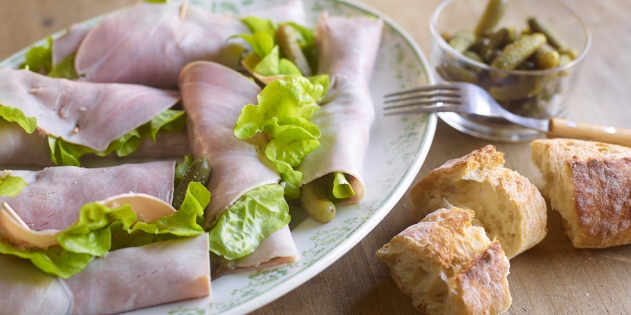 Hamrolletjes gevuld met hammousse en augurken