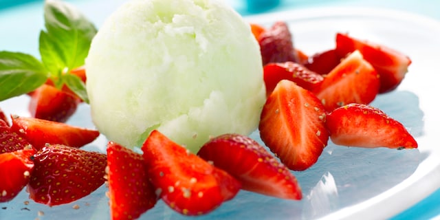 Fraises et sorbet au basilic