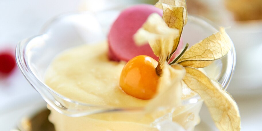 Trifle met exotisch fruit en macaron