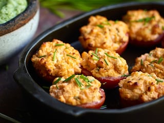 Met geitenkaas gevulde tomaten en broccolistoemp