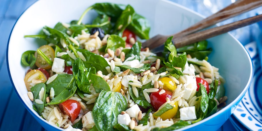 Salade van Griekse pasta, spinazie, feta en pijnboompitten