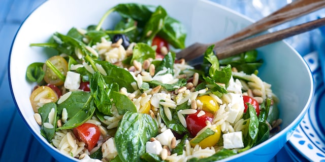 Salade van Griekse pasta, spinazie, feta en pijnboompitten