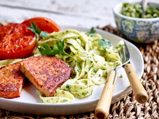 Groenteburgers, pasta met peterseliepesto en gegrilde, halve tomaten