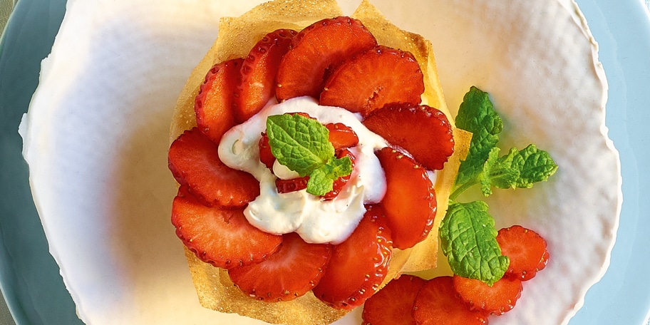 Krokant nestje met aardbeien