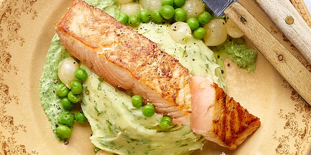 Saumon mi-cuit, purée de pommes de terre aux herbes et sauce aux épinards