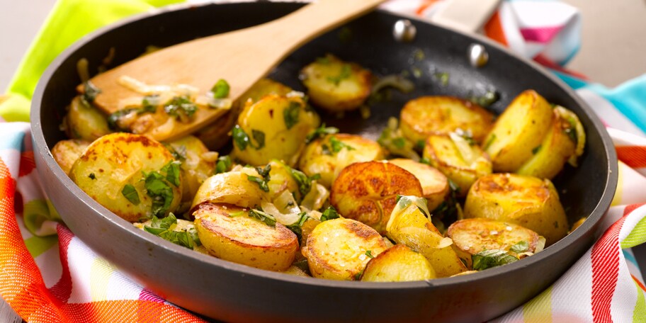 Gebakken aardappelen met basilicum