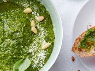 Klassieke pesto met basilicum, pijnboompitten en parmigiano