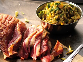 Magret de canard poêlé et salade de blé aux herbes et aux fruits secs