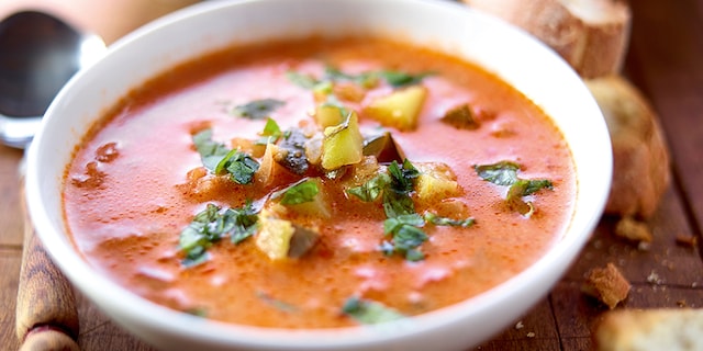 Soupe de tomates et de courgettes à la ricotta