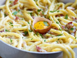 Pasta met spek, ei, zwarte peper en gesmolten kaas