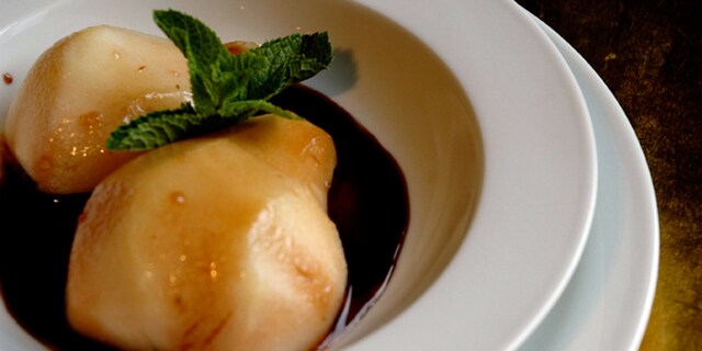 Poire pochée au vin rouge