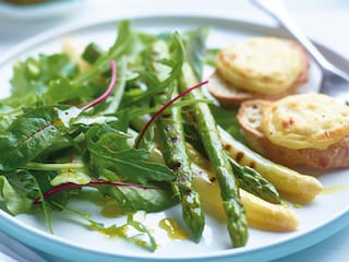 Salade aux deux asperges et croûtons gratinés au chèvre