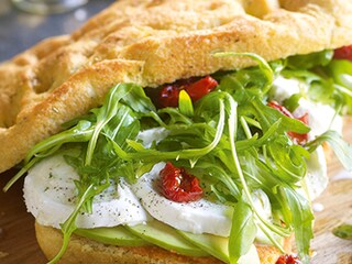 Ciabatta, puree van rauwe tomaat op Italiaanse wijze, mozzarella di bufala, avocado, rucola