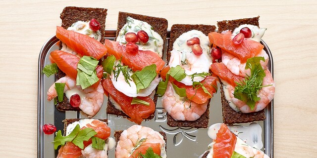Boterham met zalm en garnalen, geitenyoghurt en verse kruiden