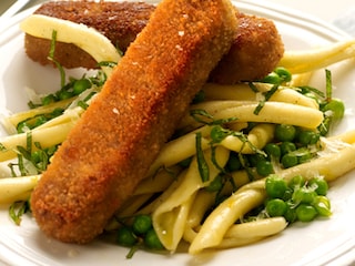 Pasta met erwtjes, munt en parmezaansticks