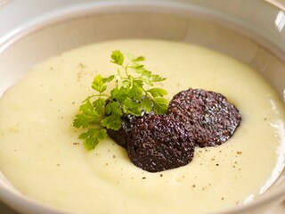 Soupe de pommes de terre et boudin noir croustillant