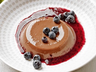 Pannacotta met chocolade en bosbessen