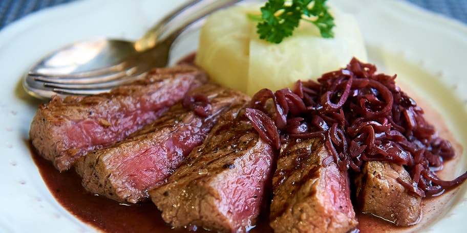 Rumsteaks au vin rouge et ramequins de pommes de terre au céleri-rave