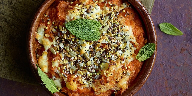 Gratin van zoete aardappelen met halloumi en zaden