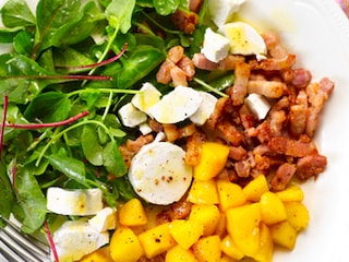 Salade au chèvre, pêches et lardons