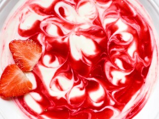 Gemarmerde yoghurt met aardbeien