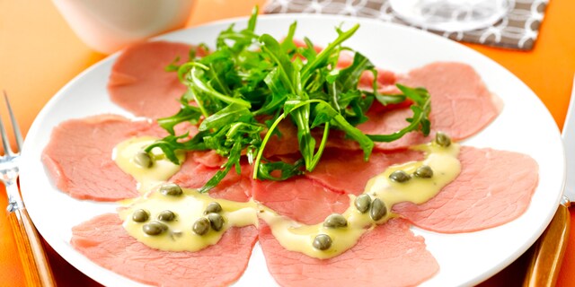 Carpaccio met kappertjessaus