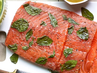 Gemarineerde zalm, mosterdsaus met basilicum (Gravlax)