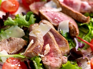 Tagliata van rundvlees met gemengde salade