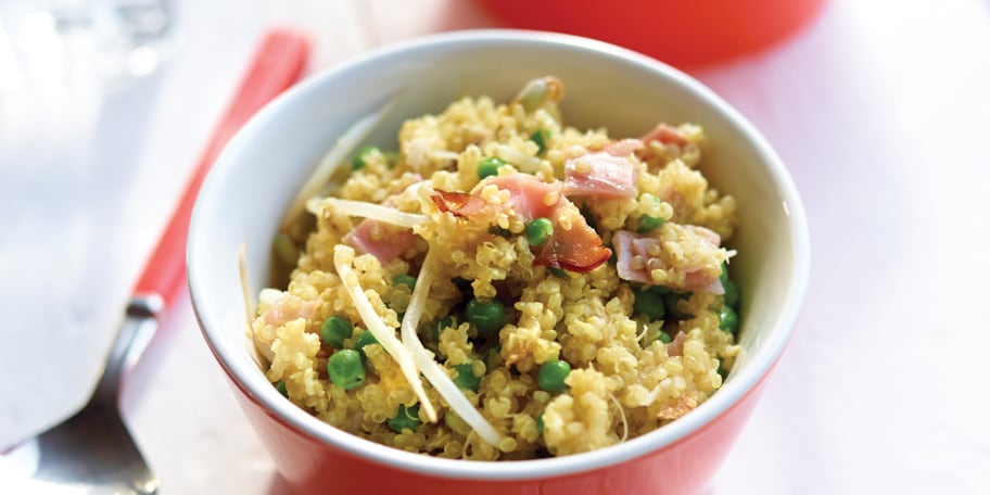 Gebakken quinoa met groenten en ham