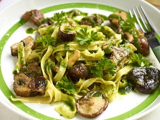 Pâtes aux champignons et à l'huile de roquette