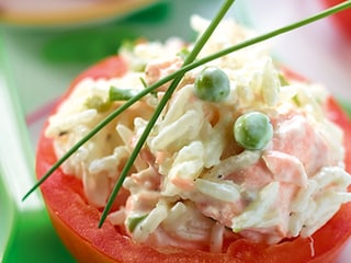 Tomaten gevuld met een salade van rijst en zalm