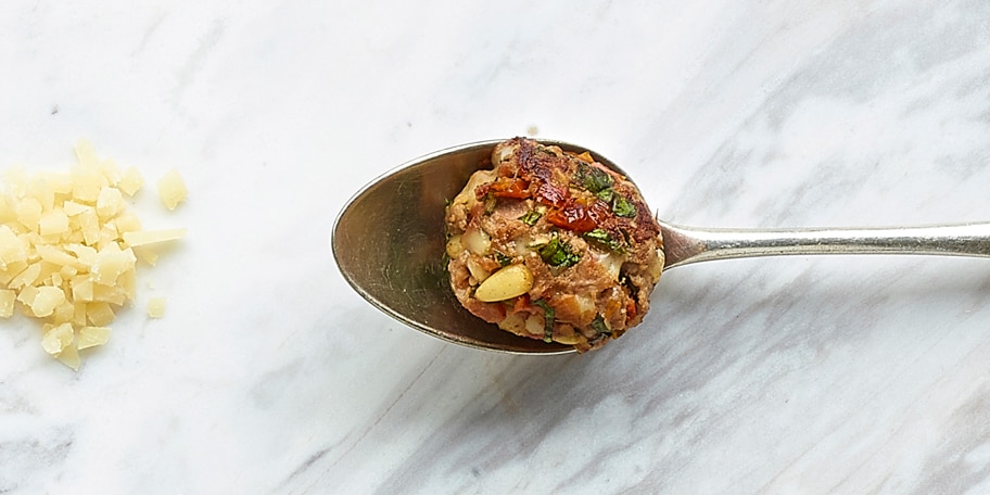 Boulettes de bœuf aux pignons de pin, tomates séchées et parmesan