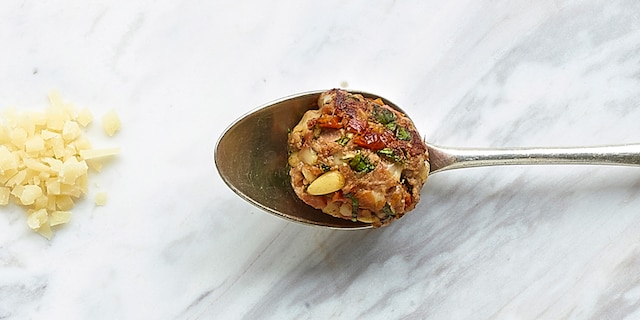 Boulettes de bœuf aux pignons de pin, tomates séchées et parmesan