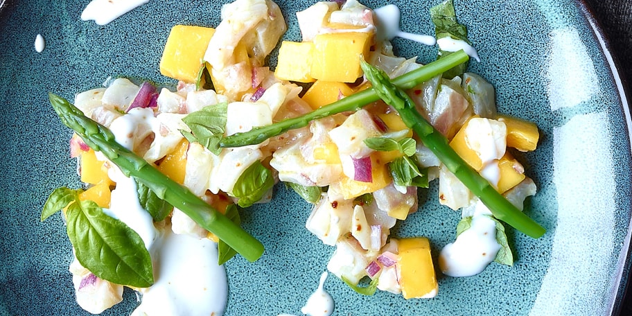 Ceviche van zeebaars met mango en verse kruiden