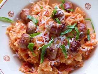 Farfalle met tomatensaus, basilicum en chipolata