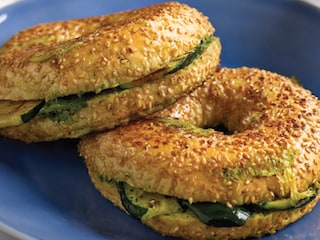 Bagels met courgette en pesto