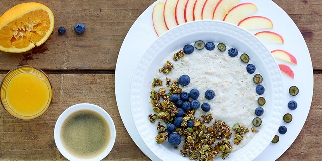 Porridge aux fruits et aux pistaches