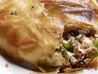 Mini-pastilla aux marrons, fromage manouri et haricots rouges