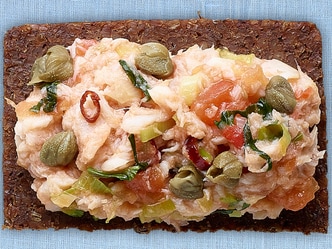 Rillettes van gerookte forel met tomaat, kappertjes en basilicum