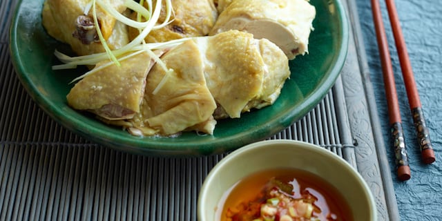 Gepocheerde hele kip, gebakken rijst en pimentsaus