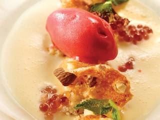 Gazpacho van witte chocolade en kokosnoot, frambozensorbet