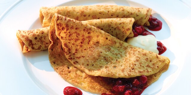 Pannenkoeken met dikke room en rode bessen