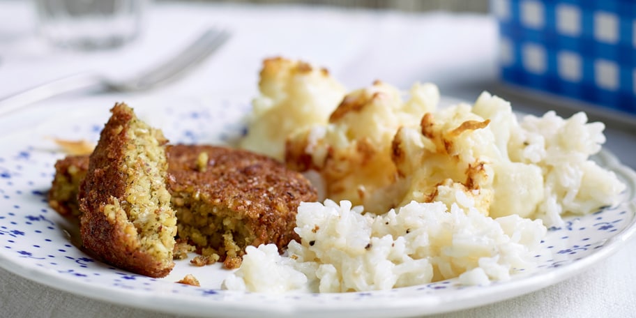Hazelnootburgers en bloemkoolgratin met rijst
