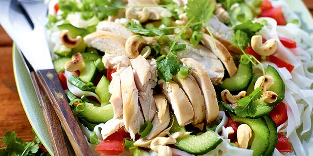 Salade van kip met noedels en cashewnoten