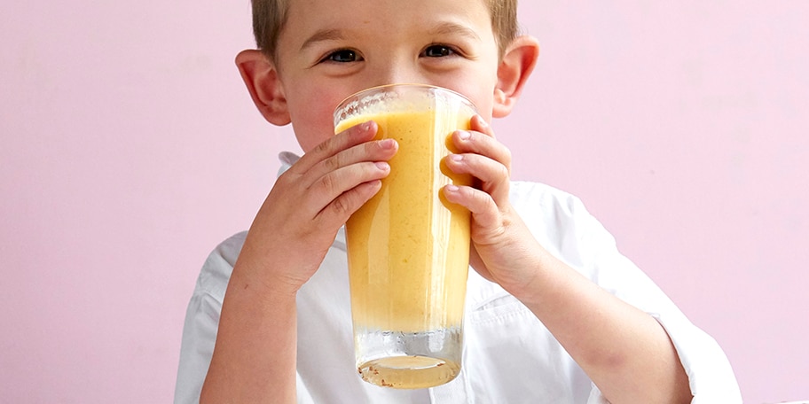 Milkshake van melk, wortel, mango, gember en honing