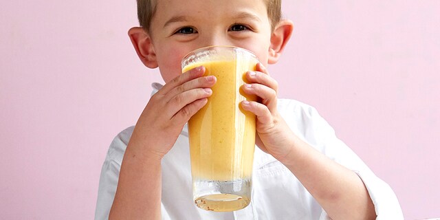Milkshake van melk, wortel, mango, gember en honing